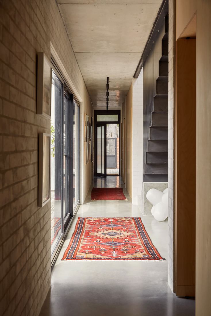 Brick House por Studio Roam. Fotografía por Jack Lovel.