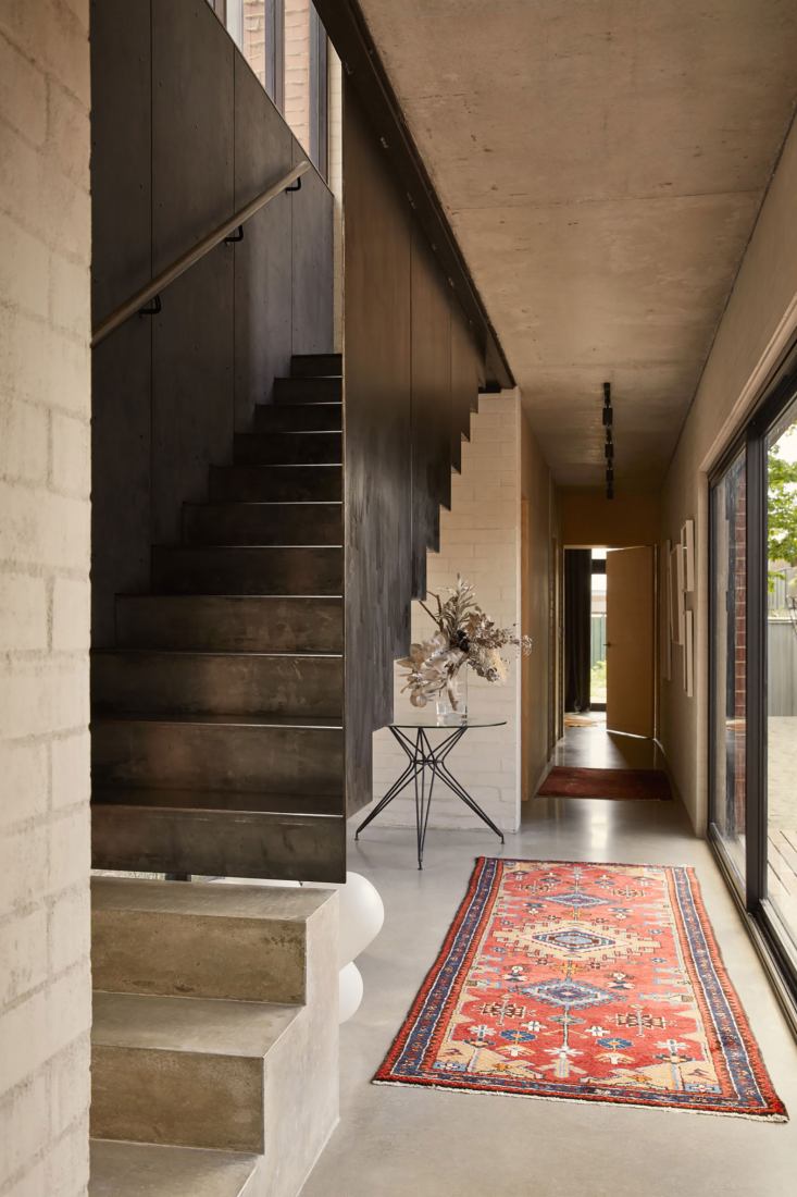 Brick House por Studio Roam. Fotografía por Jack Lovel.
