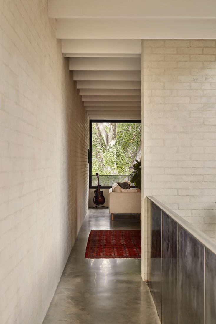 Brick House por Studio Roam. Fotografía por Jack Lovel.
