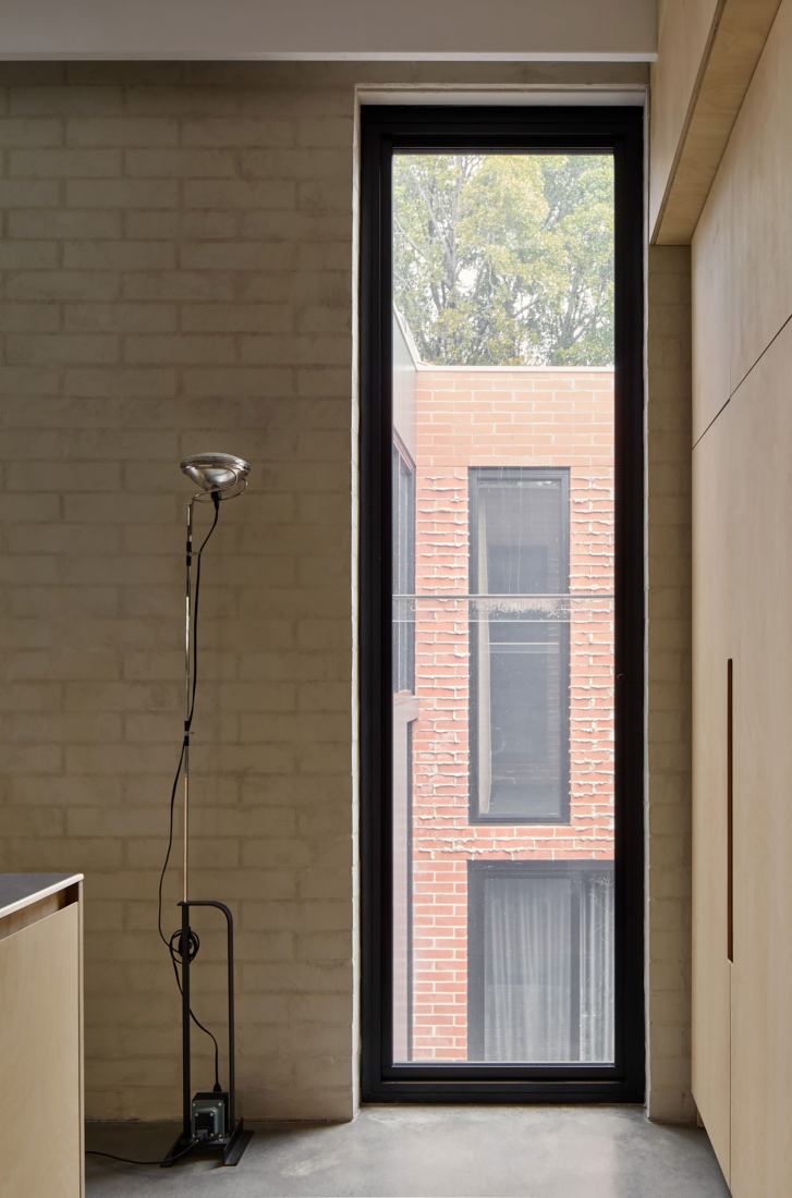 Brick House por Studio Roam. Fotografía por Jack Lovel.