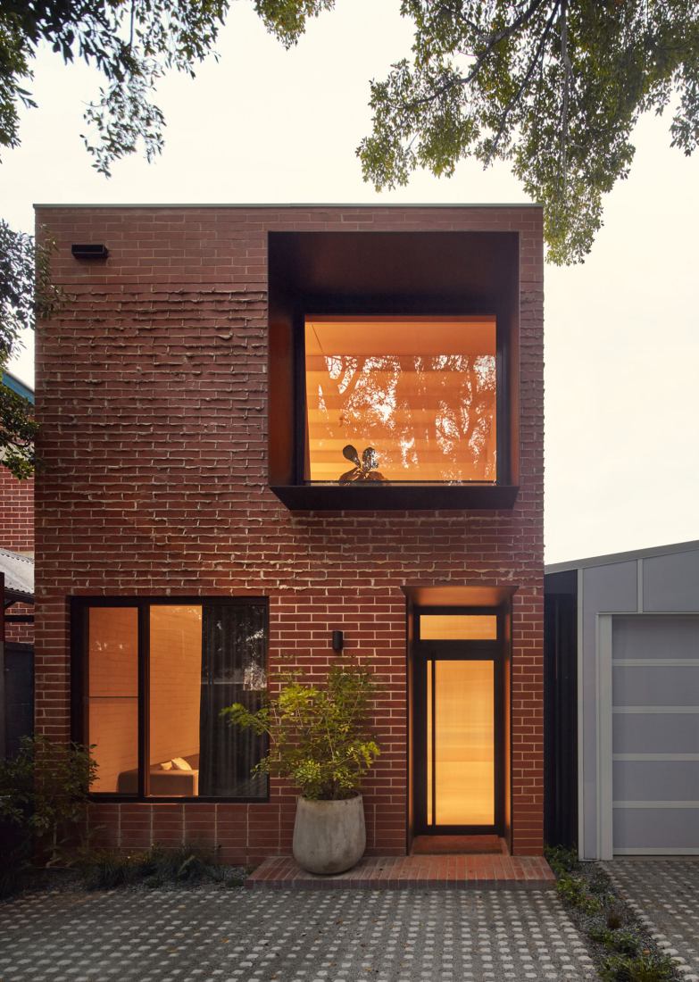 Brick House por Studio Roam. Fotografía por Jack Lovel.