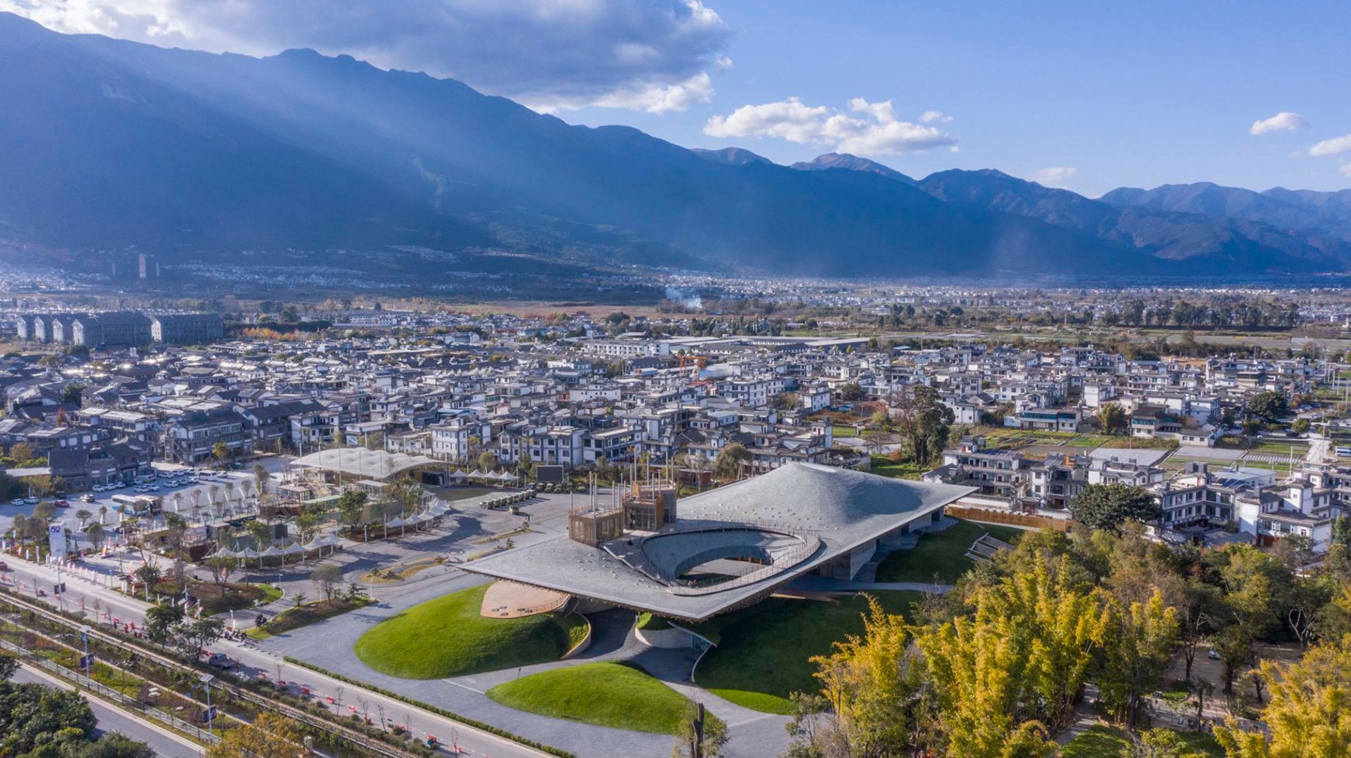Centro de Artes Escénicas de Yangliping por Studio Zhu Pei. Fotografía por Weiqi Jin.