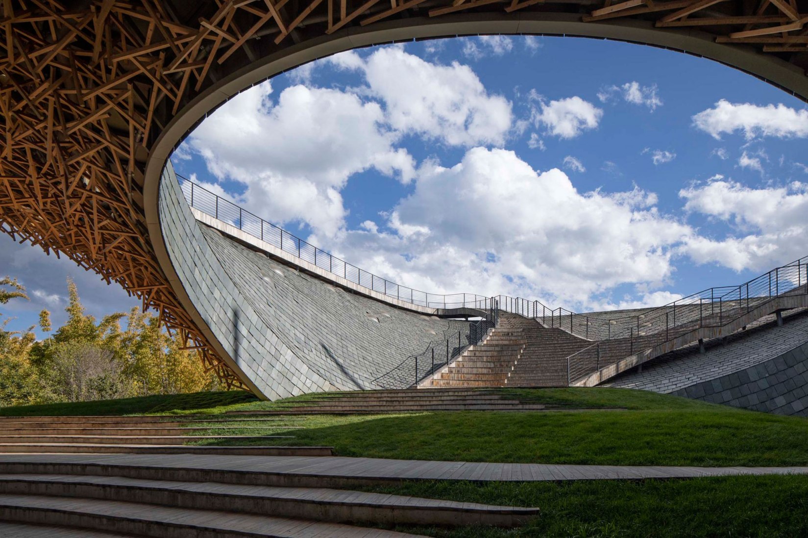 Centro de Artes Escénicas de Yangliping por Studio Zhu Pei. Fotografía por Weiqi Jin.