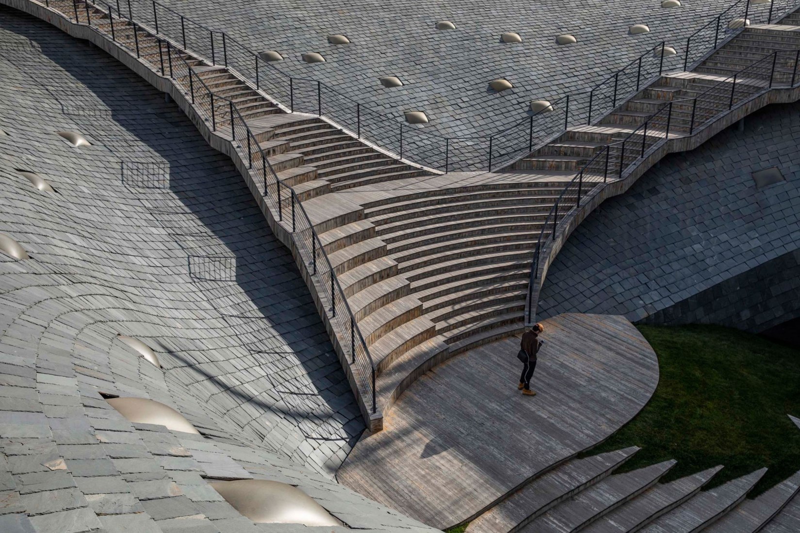 Centro de Artes Escénicas de Yangliping por Studio Zhu Pei. Fotografía por Weiqi Jin.