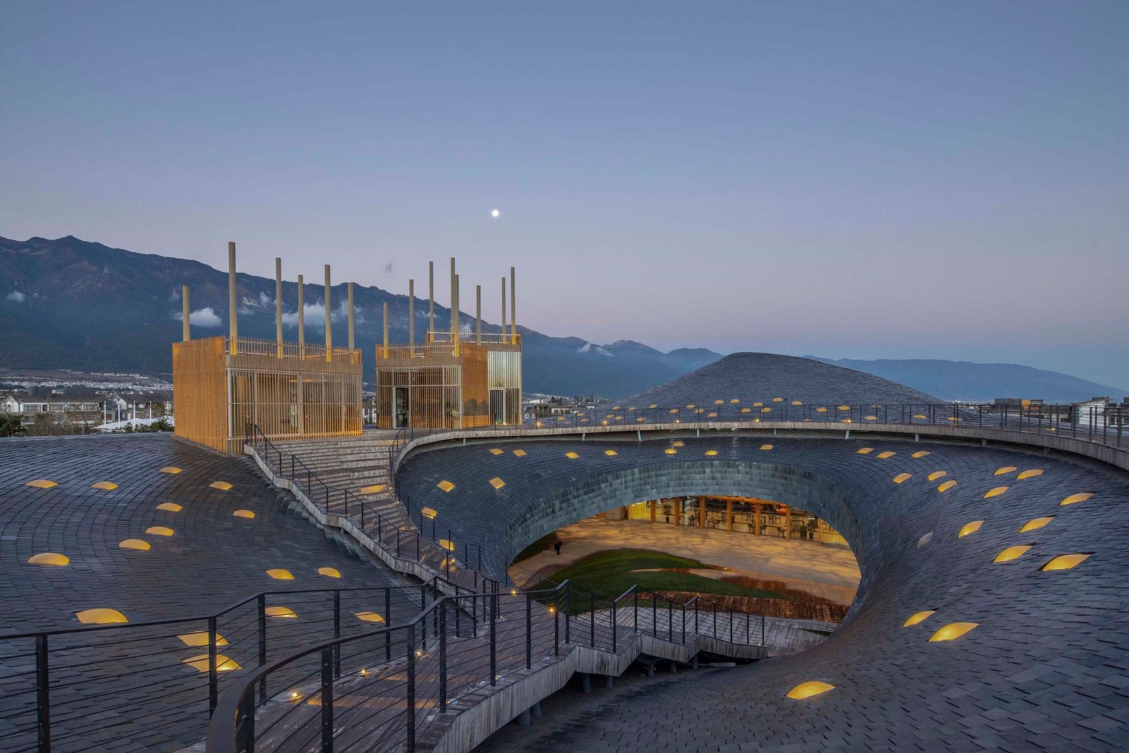 Centro de Artes Escénicas de Yangliping por Studio Zhu Pei. Fotografía por Weiqi Jin.