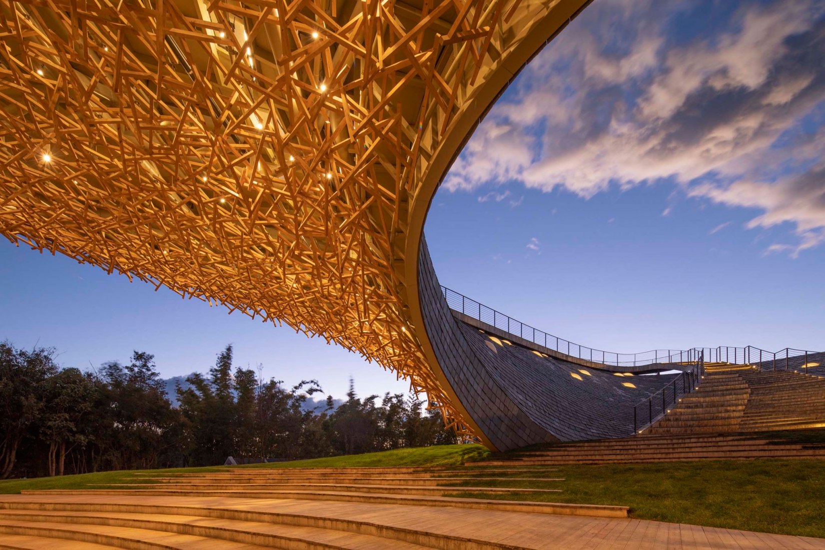Centro de Artes Escénicas de Yangliping por Studio Zhu Pei. Fotografía por Weiqi Jin.