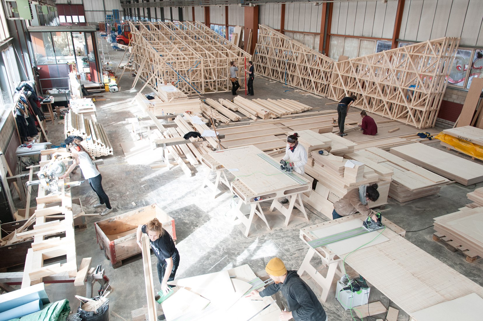 Prefabricación de las celosías de madera del Pabellón de Reflejos durante su construcción por Studio Tom Emerson. Fotografía © Studio Tom Emerson.