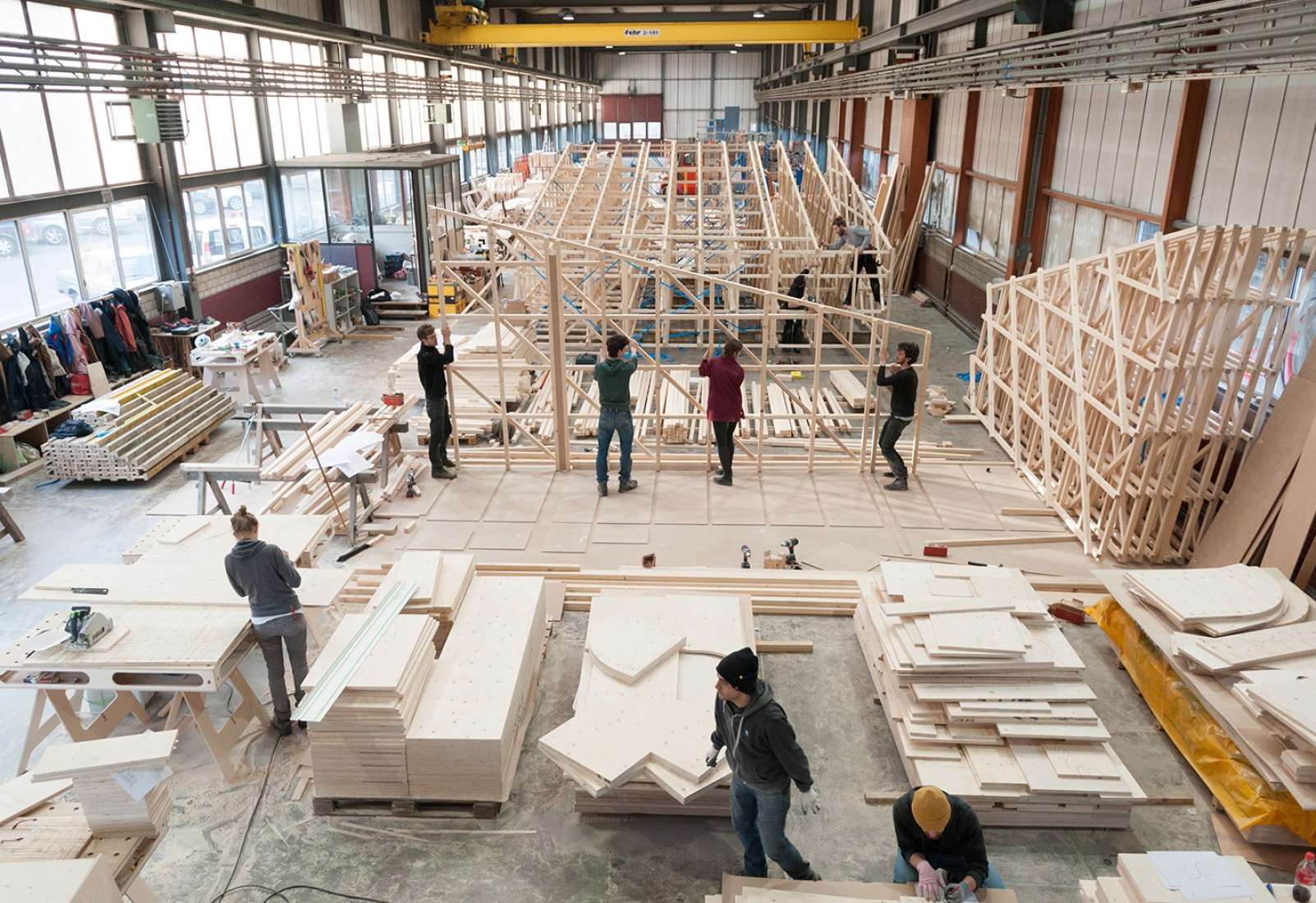 Prefabricación de las celosías de madera del Pabellón de Reflejos durante su construcción por Studio Tom Emerson. Fotografía © Studio Tom Emerson.