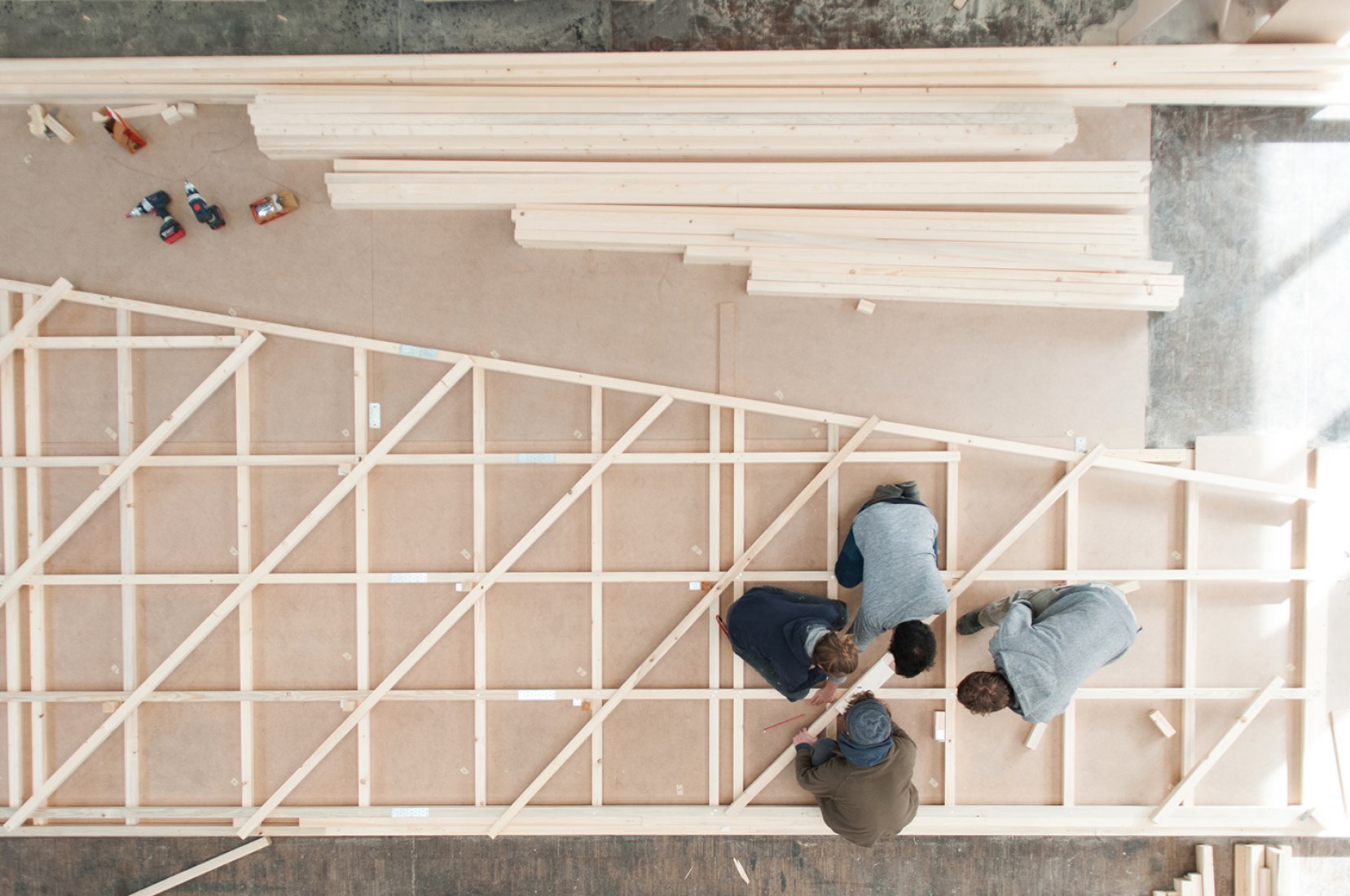 Prefabricación de las celosías de madera del Pabellón de Reflejos durante su construcción por Studio Tom Emerson. Fotografía © Studio Tom Emerson.