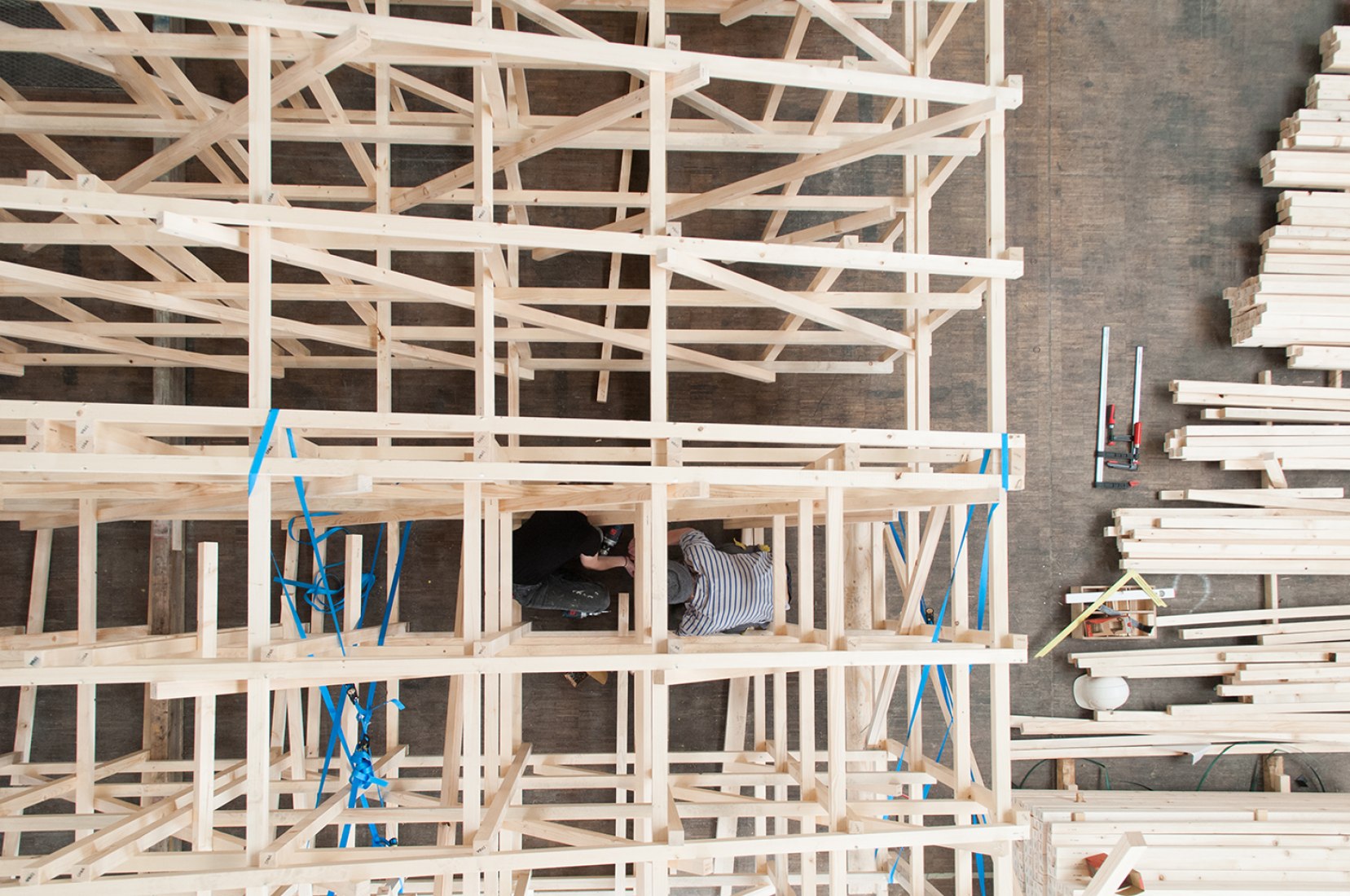 Prefabricación de las celosías de madera del Pabellón de Reflejos durante su construcción por Studio Tom Emerson. Fotografía © Studio Tom Emerson.