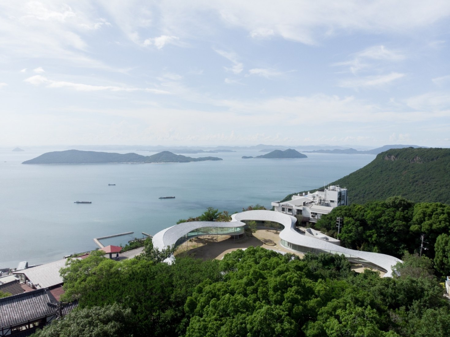 Elevated walkway viewpoint and cultural centre by SUO. Photography courtesy of Yashima Navi.