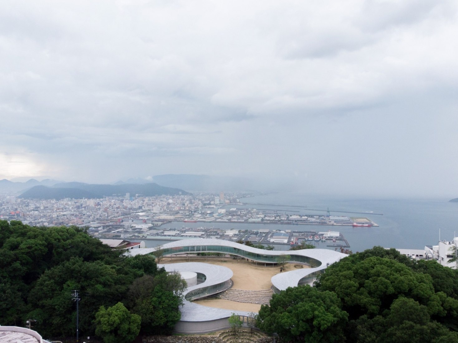 Elevated walkway viewpoint and cultural centre by SUO. Photography courtesy of Yashima Navi.