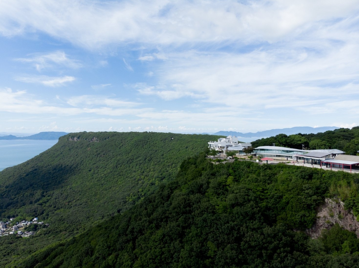 Elevated walkway viewpoint and cultural centre by SUO. Photography courtesy of Yashima Navi.