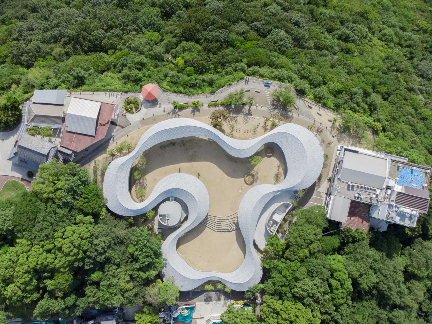Elevated walkway viewpoint and cultural centre by SUO. Photography courtesy of Yashima Navi.