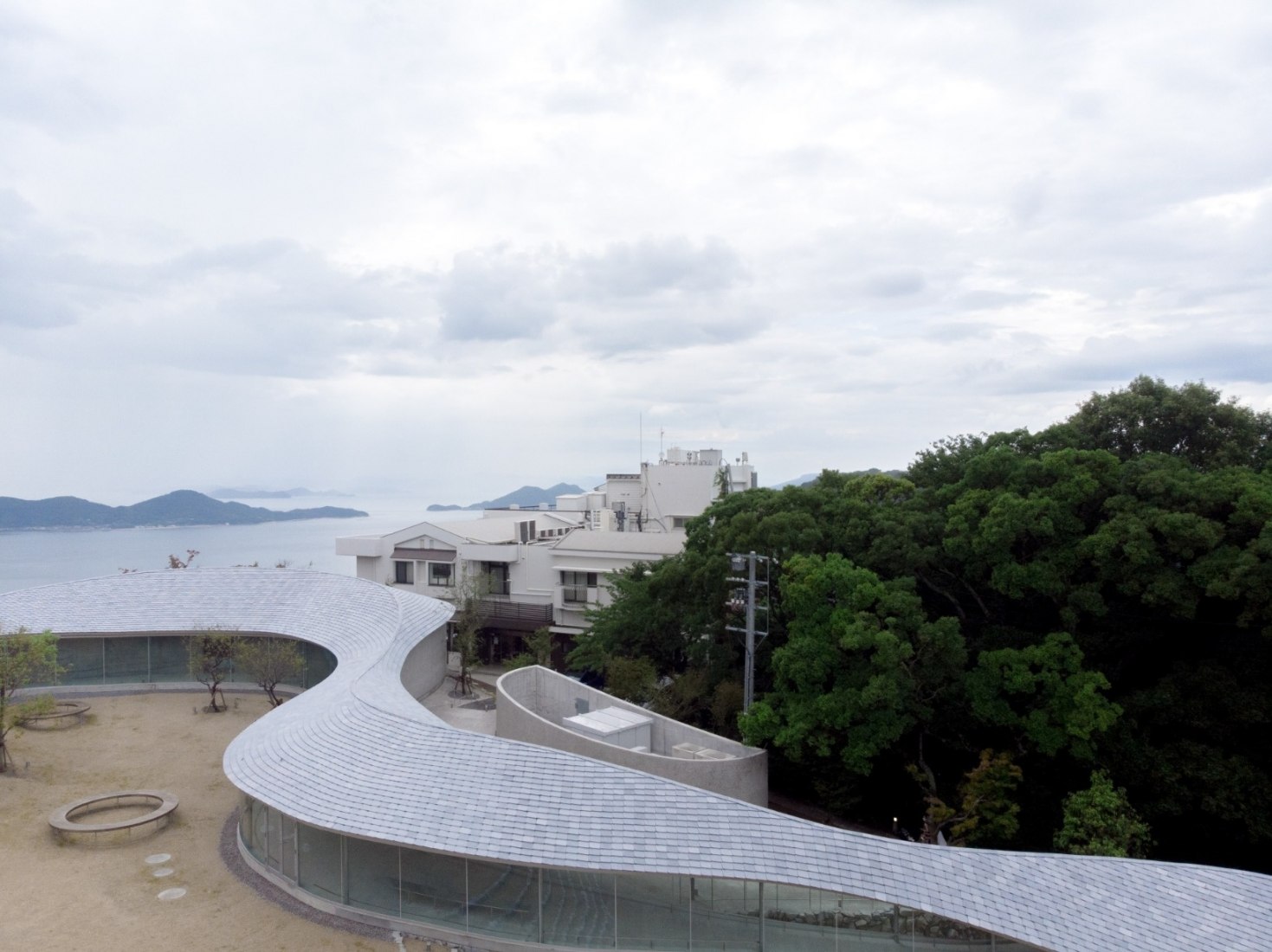 Elevated walkway viewpoint and cultural centre by SUO. Photography courtesy of Yashima Navi.