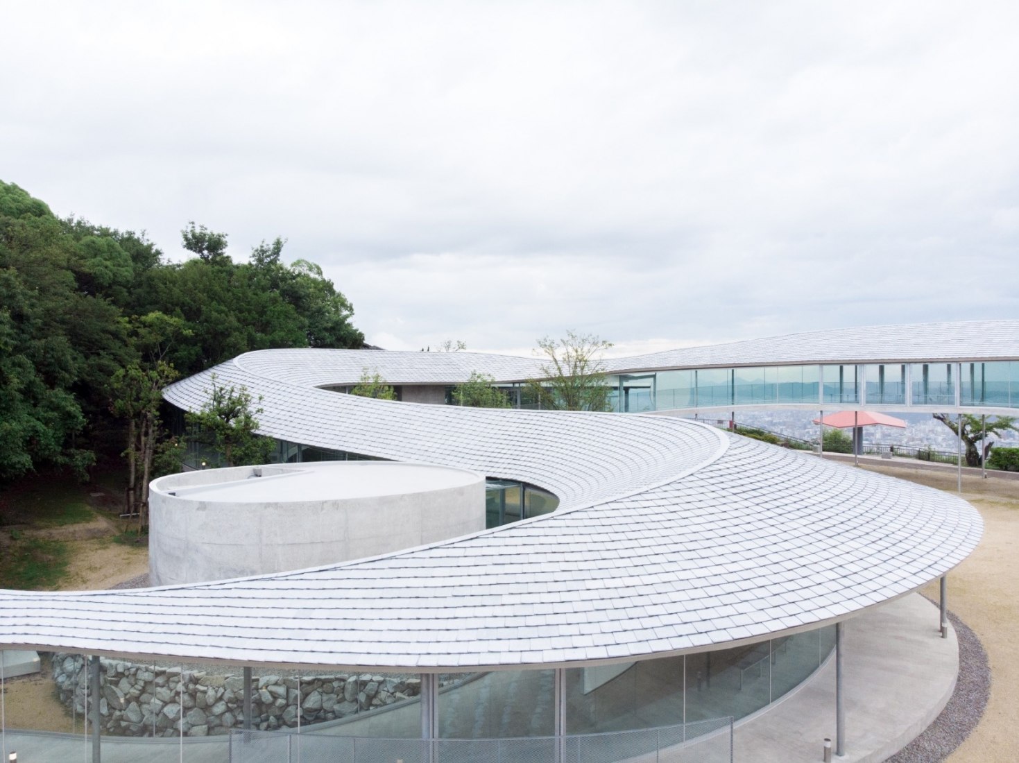 Elevated walkway viewpoint and cultural centre by SUO. Photography courtesy of Yashima Navi.