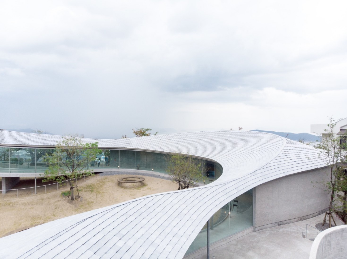 Elevated walkway viewpoint and cultural centre by SUO. Photography courtesy of Yashima Navi.