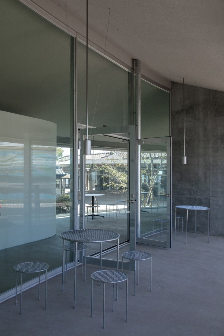 Elevated walkway viewpoint and cultural centre by SUO. Photography courtesy of Yashima Navi.