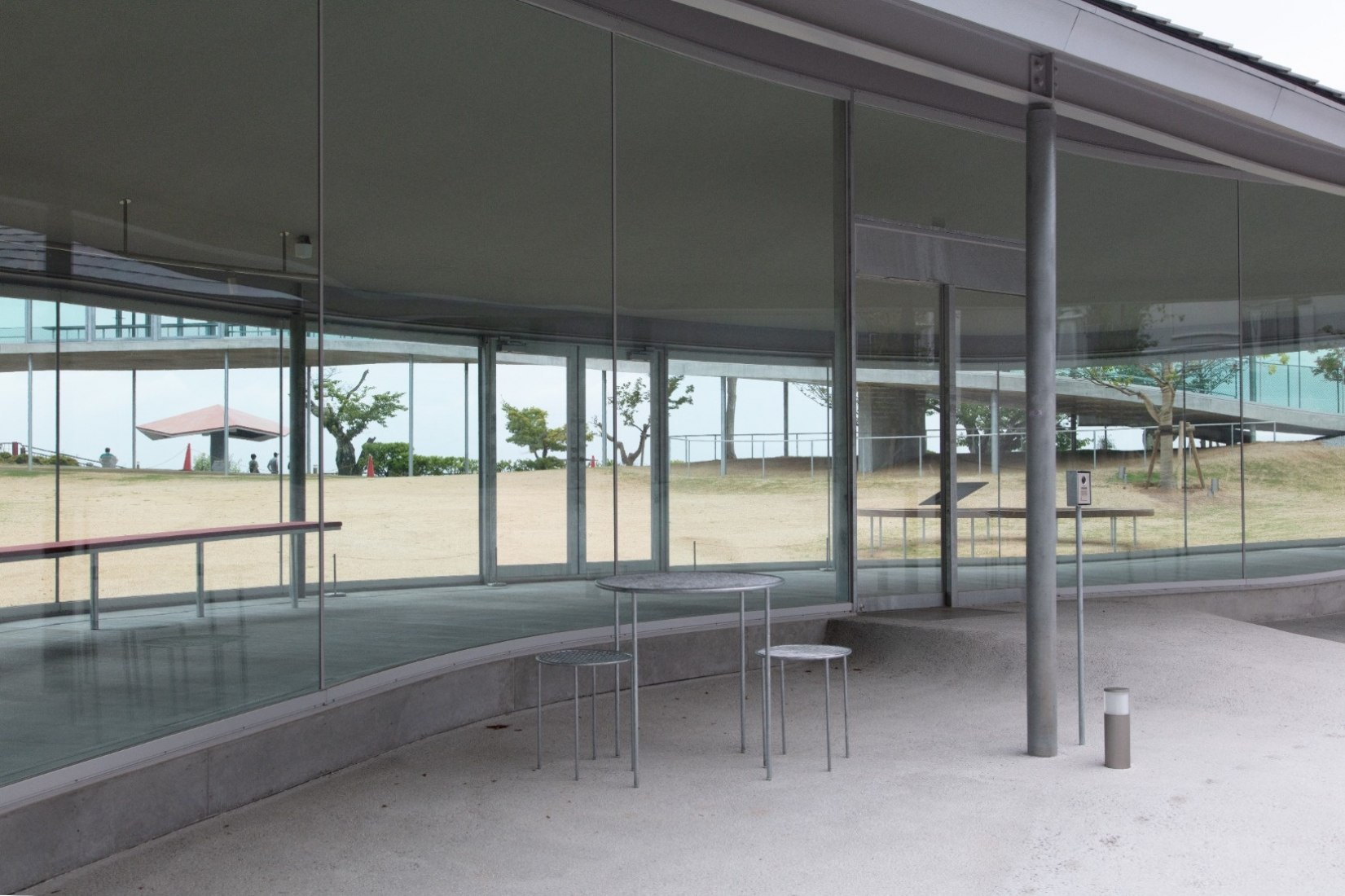Elevated walkway viewpoint and cultural centre by SUO. Photography courtesy of Yashima Navi.