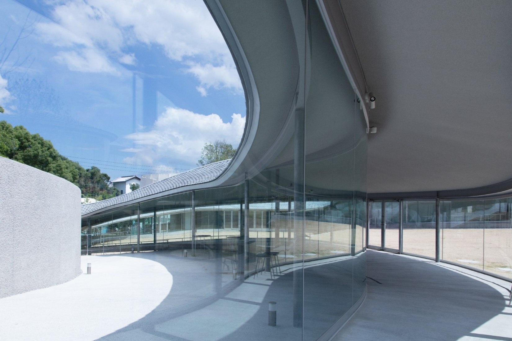 Elevated walkway viewpoint and cultural centre by SUO. Photography courtesy of Yashima Navi.
