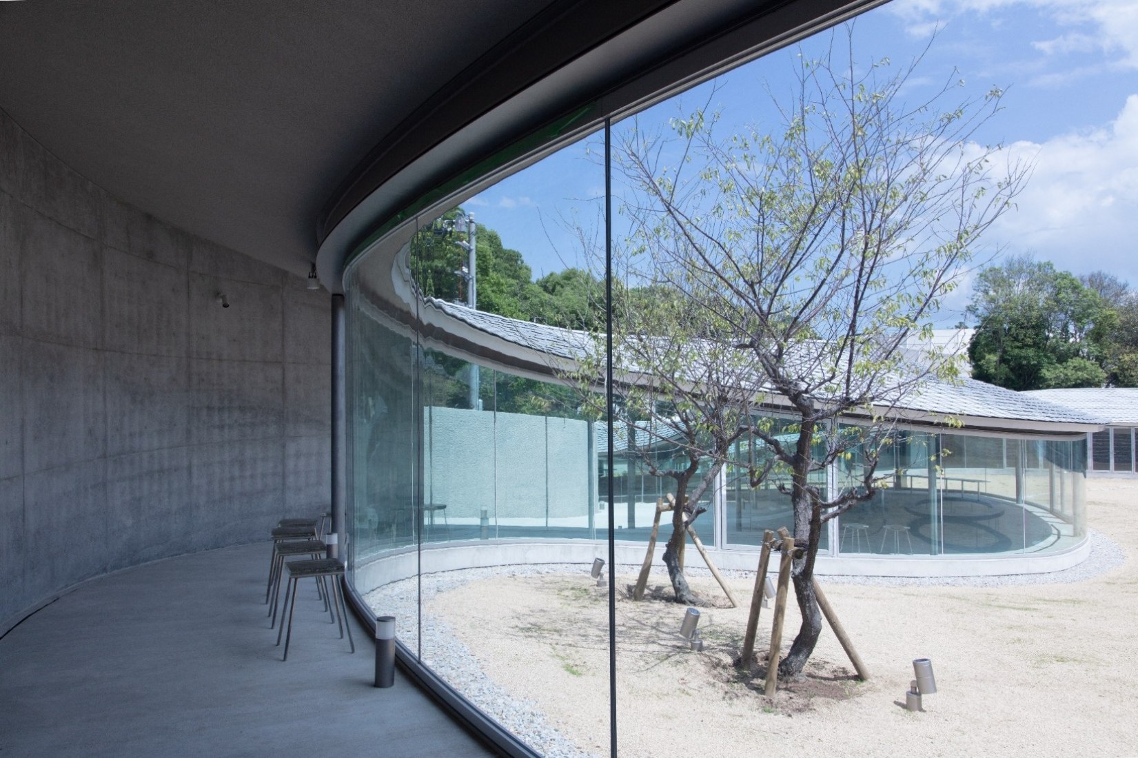 Elevated walkway viewpoint and cultural centre by SUO. Photography courtesy of Yashima Navi.