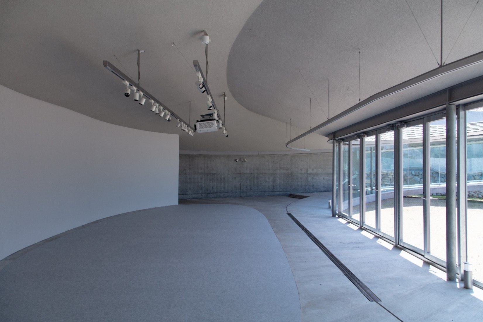 Elevated walkway viewpoint and cultural centre by SUO. Photography courtesy of Yashima Navi.