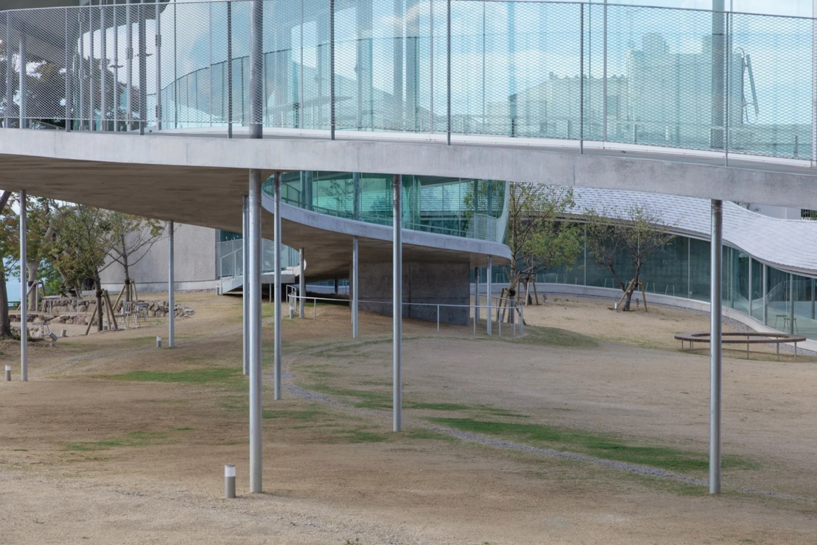 Elevated walkway viewpoint and cultural centre by SUO. Photography courtesy of Yashima Navi.
