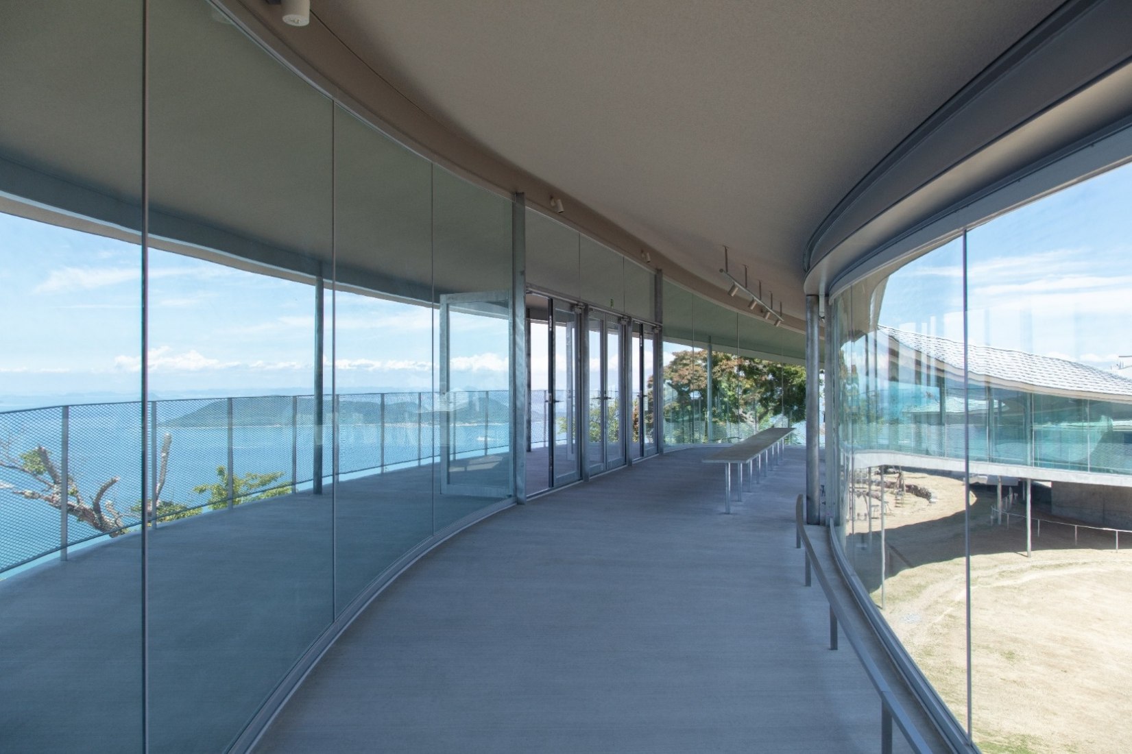 Elevated walkway viewpoint and cultural centre by SUO. Photography courtesy of Yashima Navi.