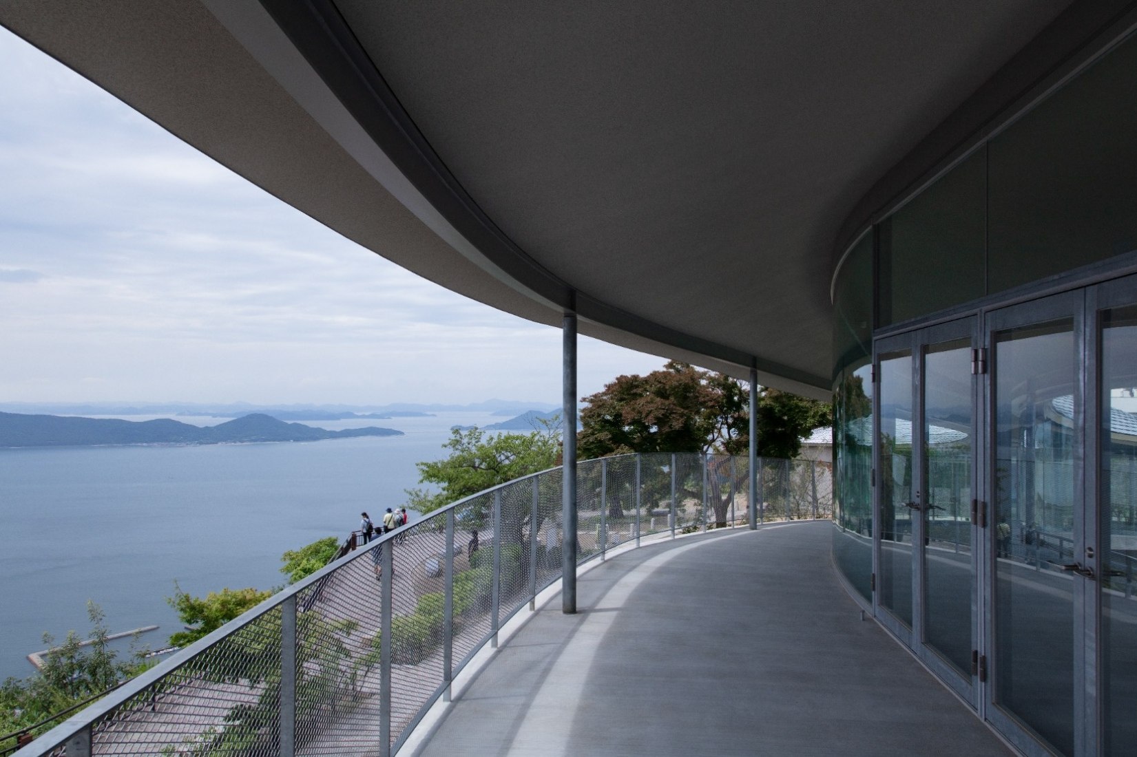 Elevated walkway viewpoint and cultural centre by SUO. Photography courtesy of Yashima Navi.