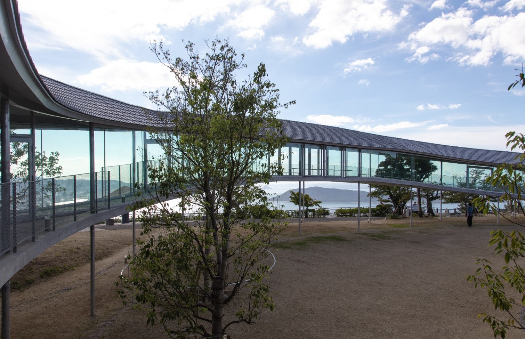 Elevated walkway viewpoint and cultural centre by SUO. Photography courtesy of Yashima Navi.