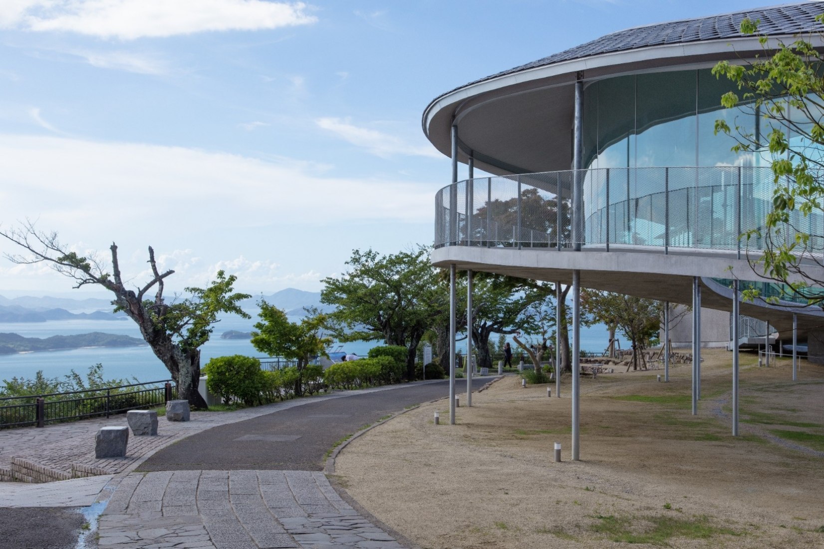 Elevated walkway viewpoint and cultural centre by SUO. Photography courtesy of Yashima Navi.