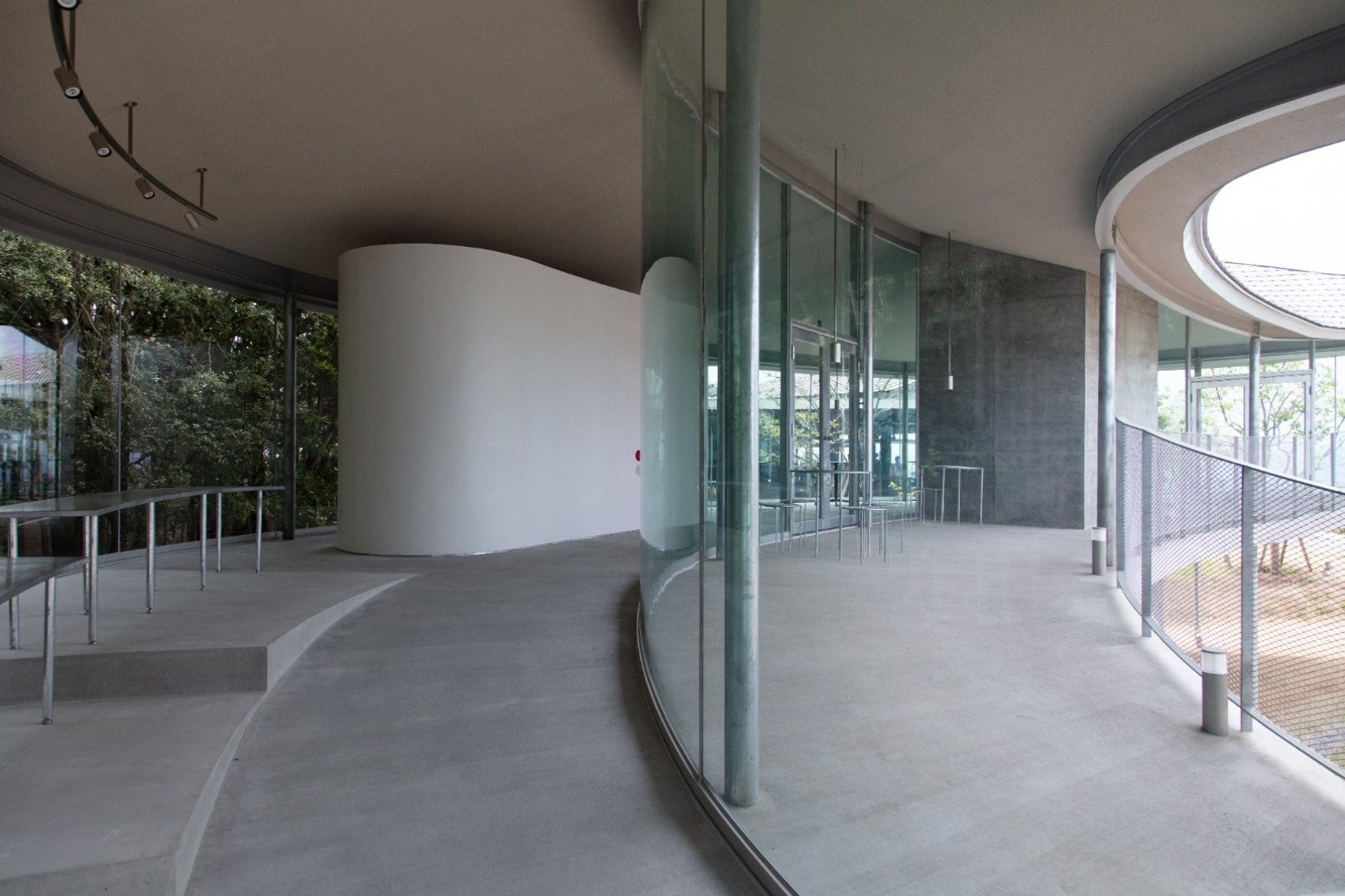 Elevated walkway viewpoint and cultural centre by SUO. Photography courtesy of Yashima Navi.