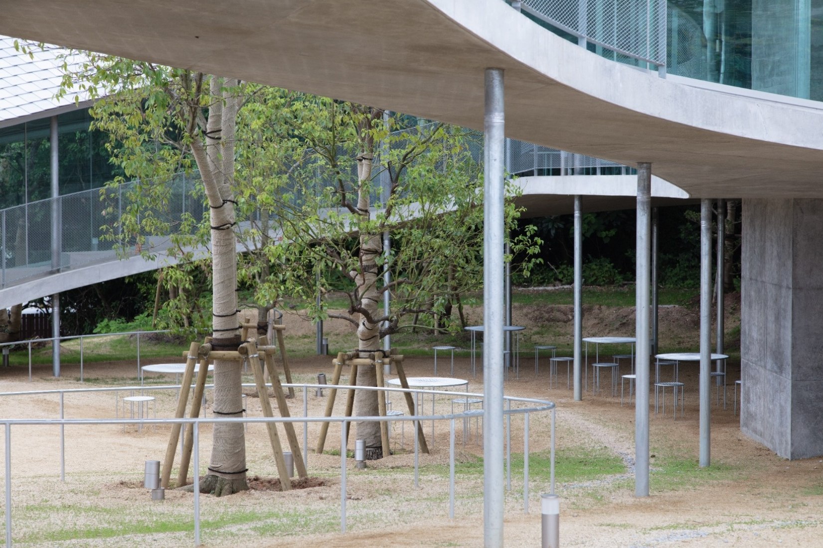 Elevated walkway viewpoint and cultural centre by SUO. Photography courtesy of Yashima Navi.