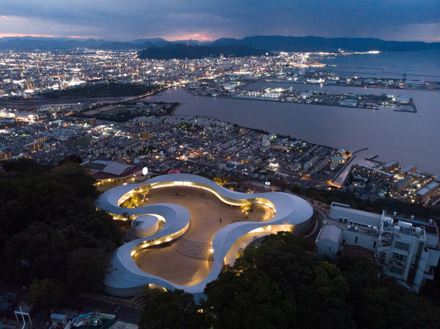 Elevated walkway viewpoint and cultural centre by SUO. Photography courtesy of Yashima Navi.