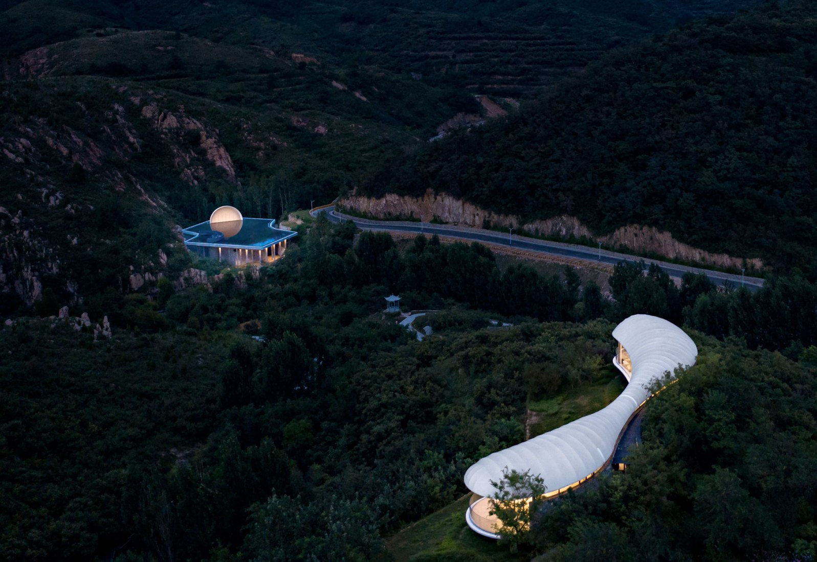Sala de ceremonias de Tai'an: la luna de la ciudad natal por Syn Architects. Fotografía por Zheng Yan.