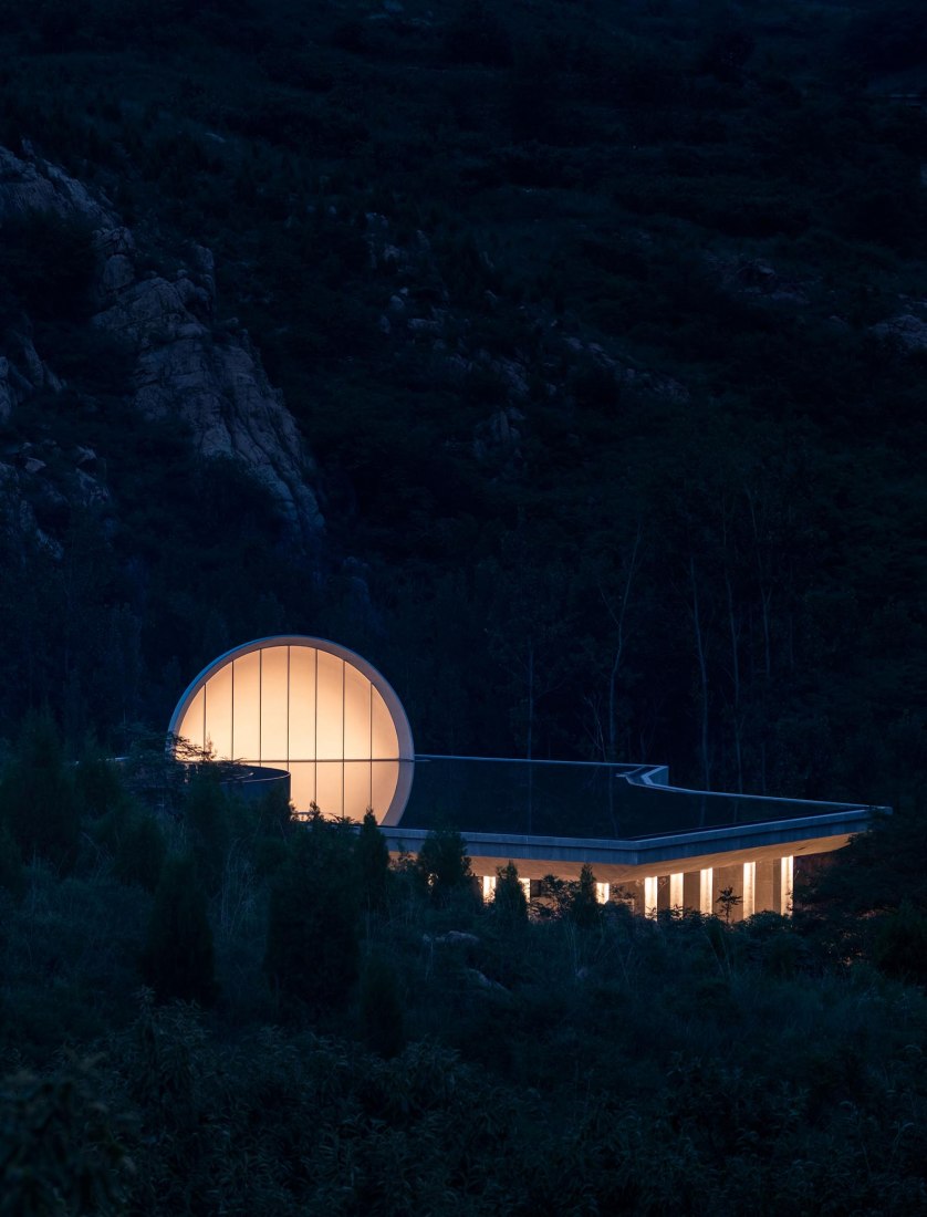 Sala de ceremonias de Tai'an: la luna de la ciudad natal por Syn Architects. Fotografía por Zheng Yan.