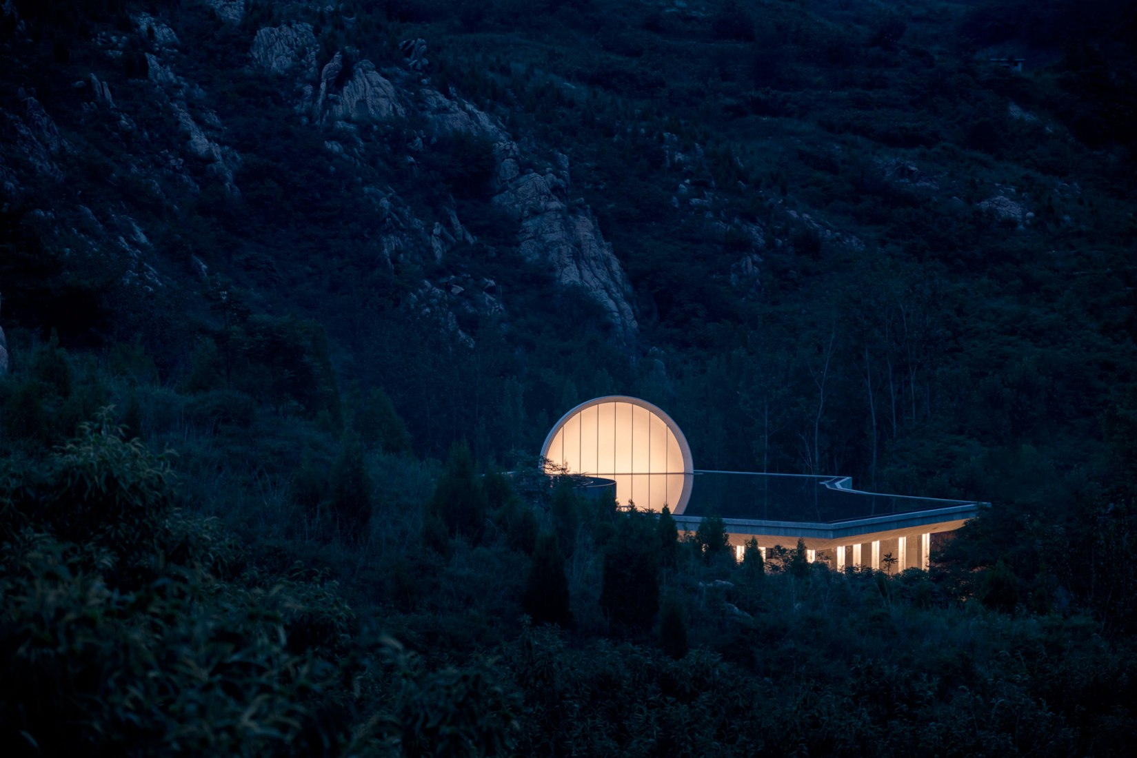 Sala de ceremonias de Tai'an: la luna de la ciudad natal por Syn Architects. Fotografía por Zheng Yan.