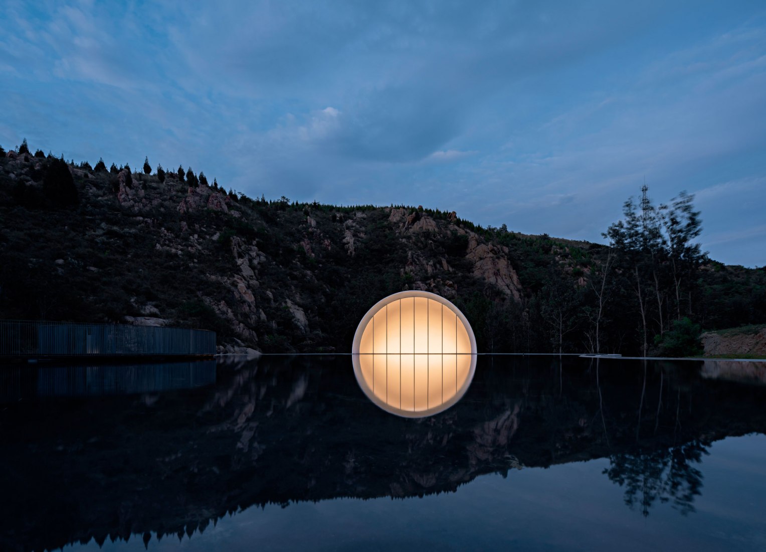 Sala de ceremonias de Tai'an: la luna de la ciudad natal por Syn Architects. Fotografía por Zheng Yan.