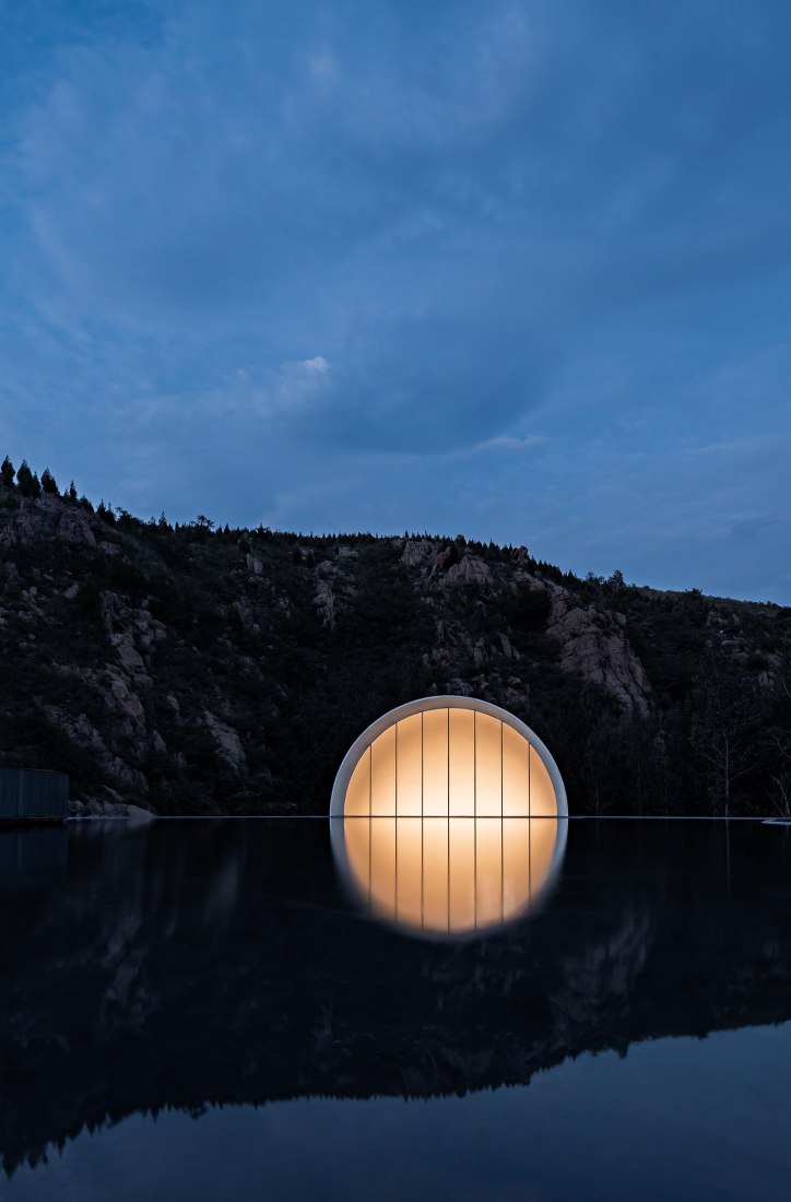 Sala de ceremonias de Tai'an: la luna de la ciudad natal por Syn Architects. Fotografía por Zheng Yan.