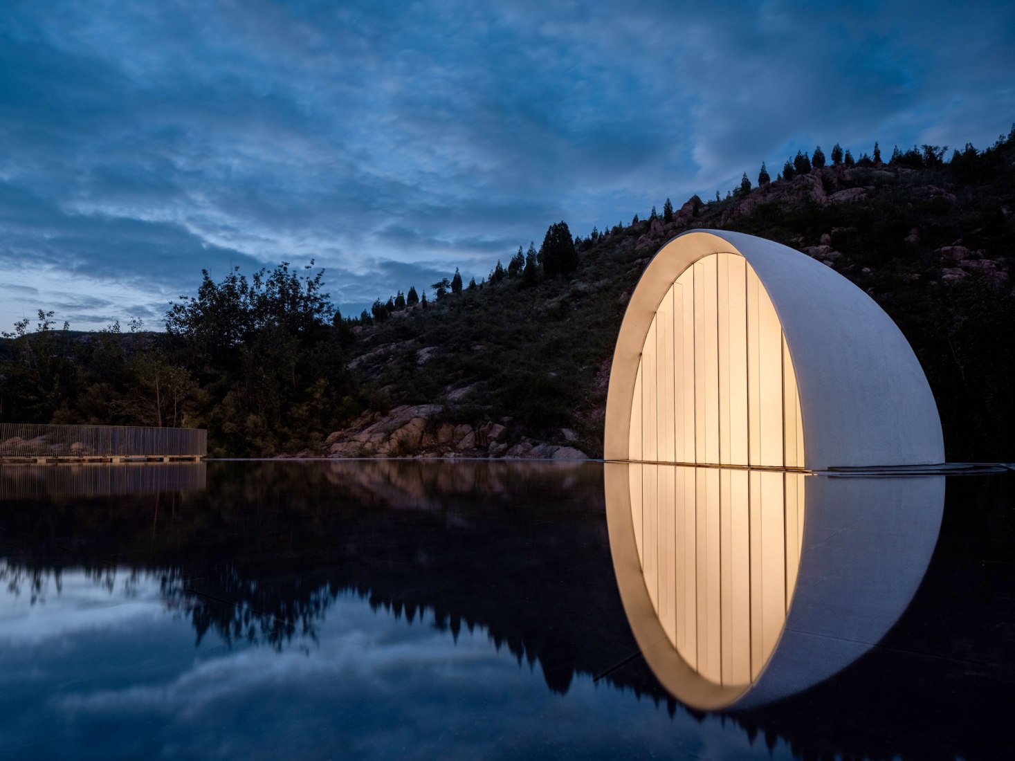 Sala de ceremonias de Tai'an: la luna de la ciudad natal por Syn Architects. Fotografía por Zheng Yan.