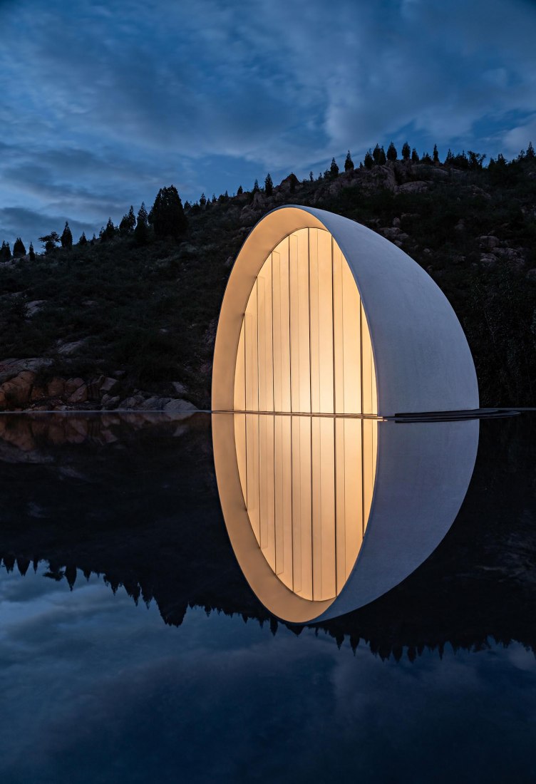Sala de ceremonias de Tai'an: la luna de la ciudad natal por Syn Architects. Fotografía por Zheng Yan.