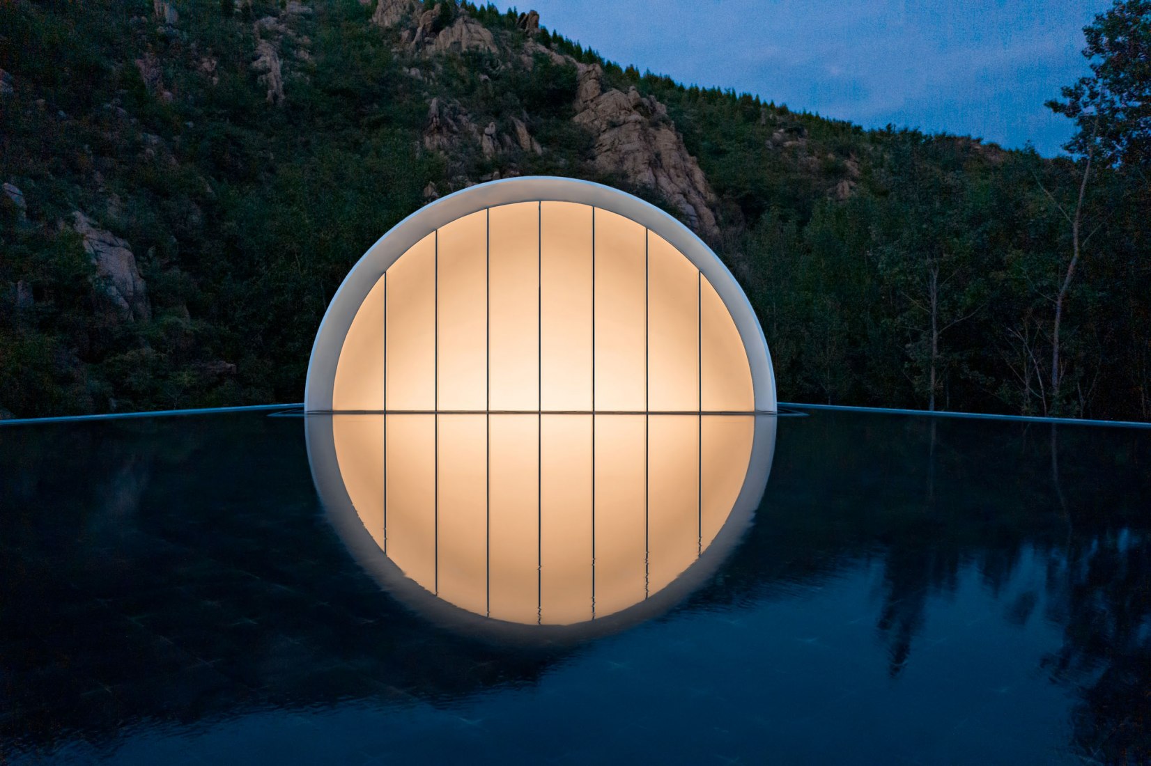 Sala de ceremonias de Tai'an: la luna de la ciudad natal por Syn Architects. Fotografía por Zheng Yan.