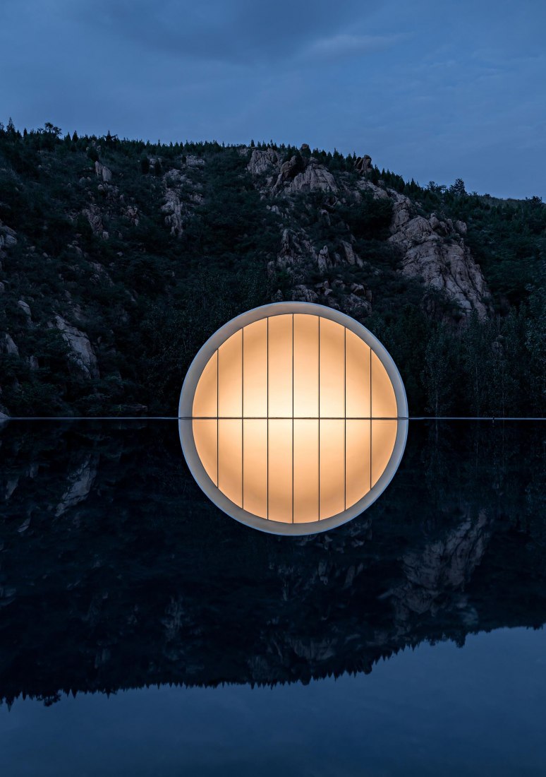 Sala de ceremonias de Tai'an: la luna de la ciudad natal por Syn Architects. Fotografía por Zheng Yan.