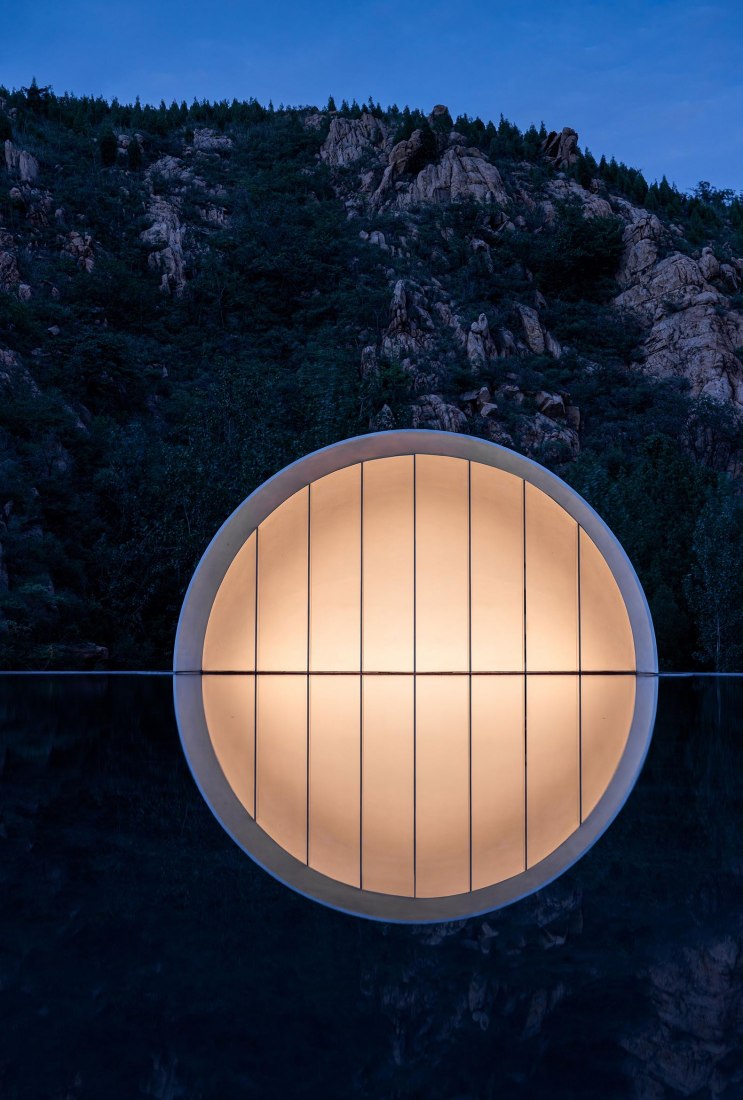 Sala de ceremonias de Tai'an: la luna de la ciudad natal por Syn Architects. Fotografía por Zheng Yan.