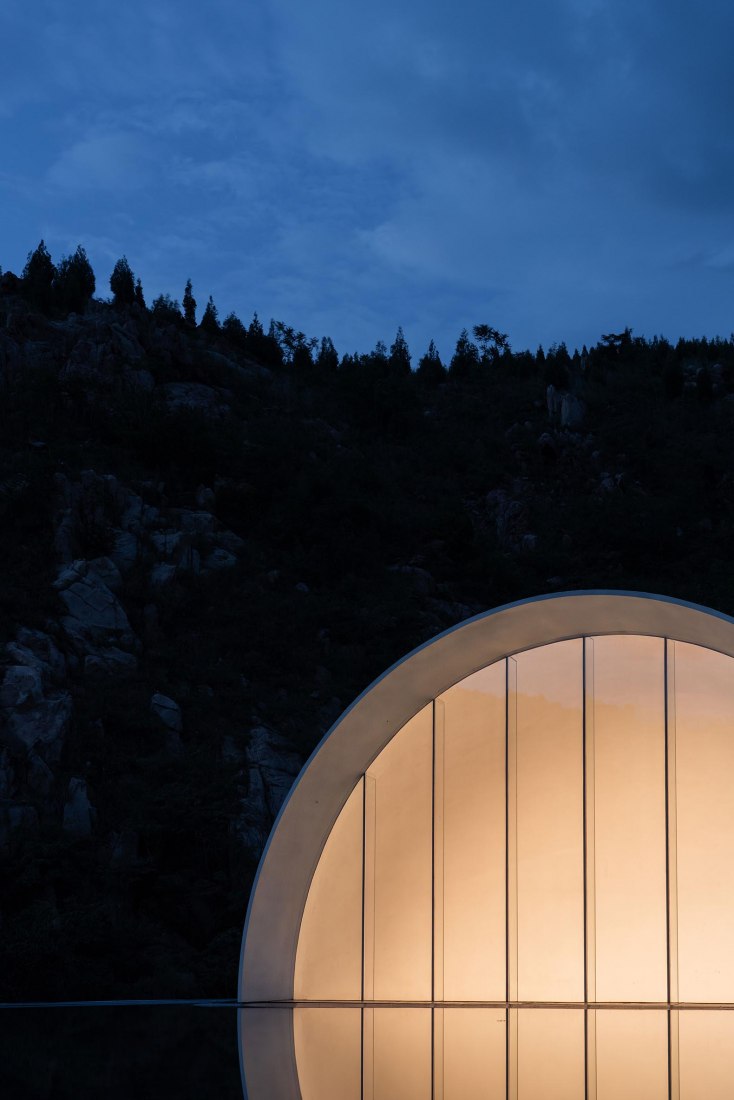 Sala de ceremonias de Tai'an: la luna de la ciudad natal por Syn Architects. Fotografía por Zheng Yan.