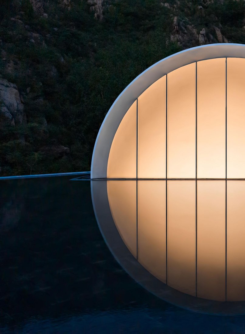 Sala de ceremonias de Tai'an: la luna de la ciudad natal por Syn Architects. Fotografía por Zheng Yan.