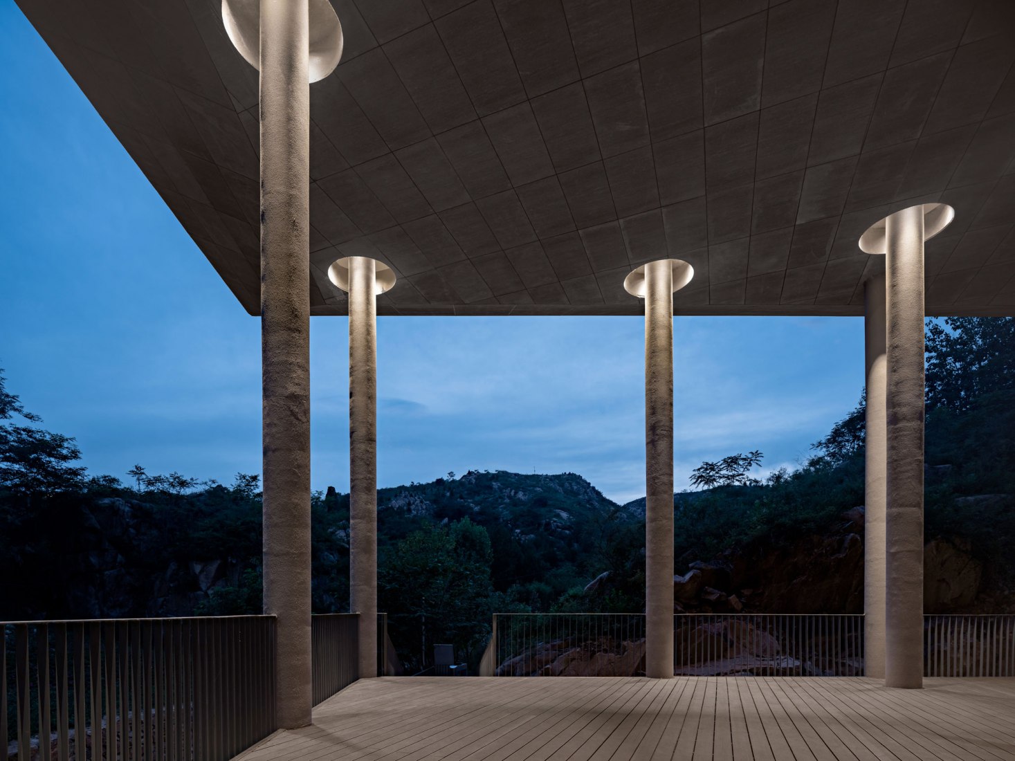 Sala de ceremonias de Tai'an: la luna de la ciudad natal por Syn Architects. Fotografía por Zheng Yan.