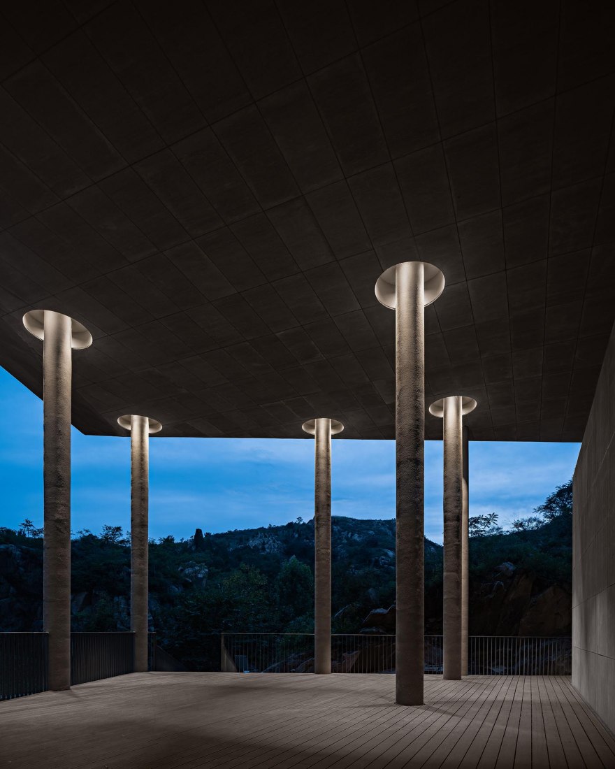 Sala de ceremonias de Tai'an: la luna de la ciudad natal por Syn Architects. Fotografía por Zheng Yan.