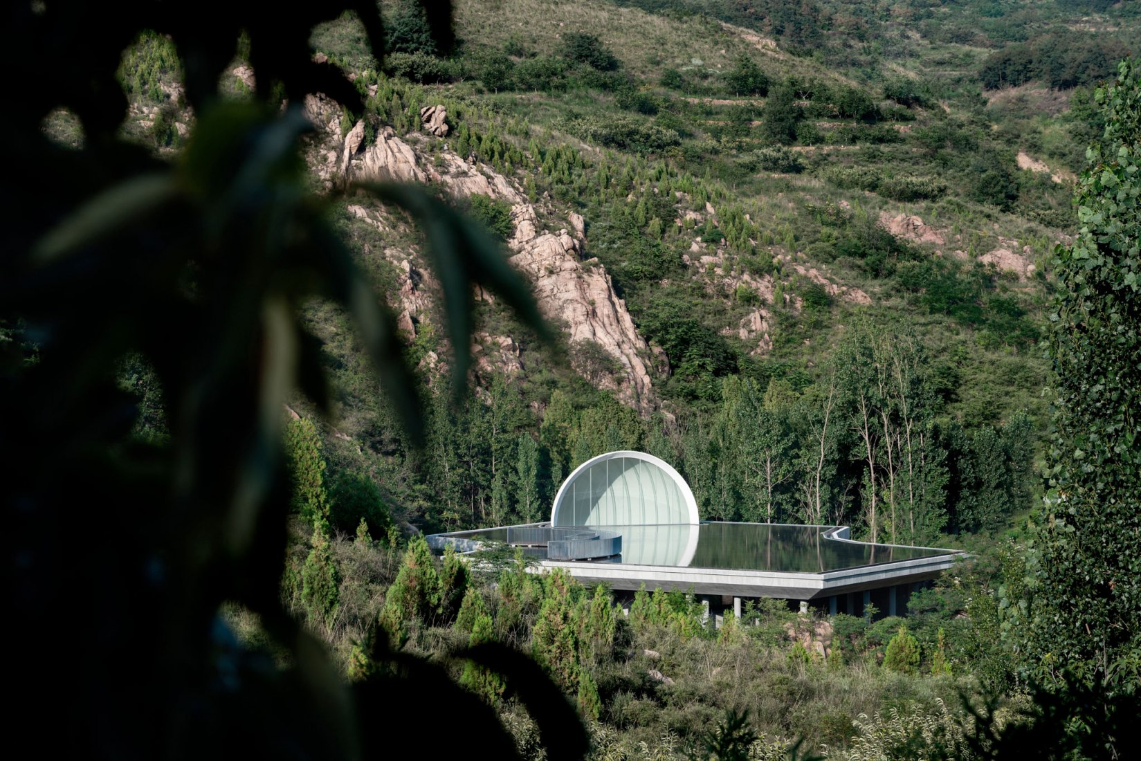 Sala de ceremonias de Tai'an: la luna de la ciudad natal por Syn Architects. Fotografía por Zheng Yan.