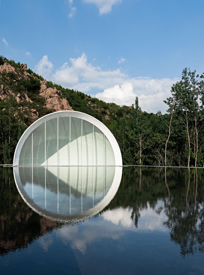 Sala de ceremonias de Tai'an: la luna de la ciudad natal por Syn Architects. Fotografía por Zheng Yan.